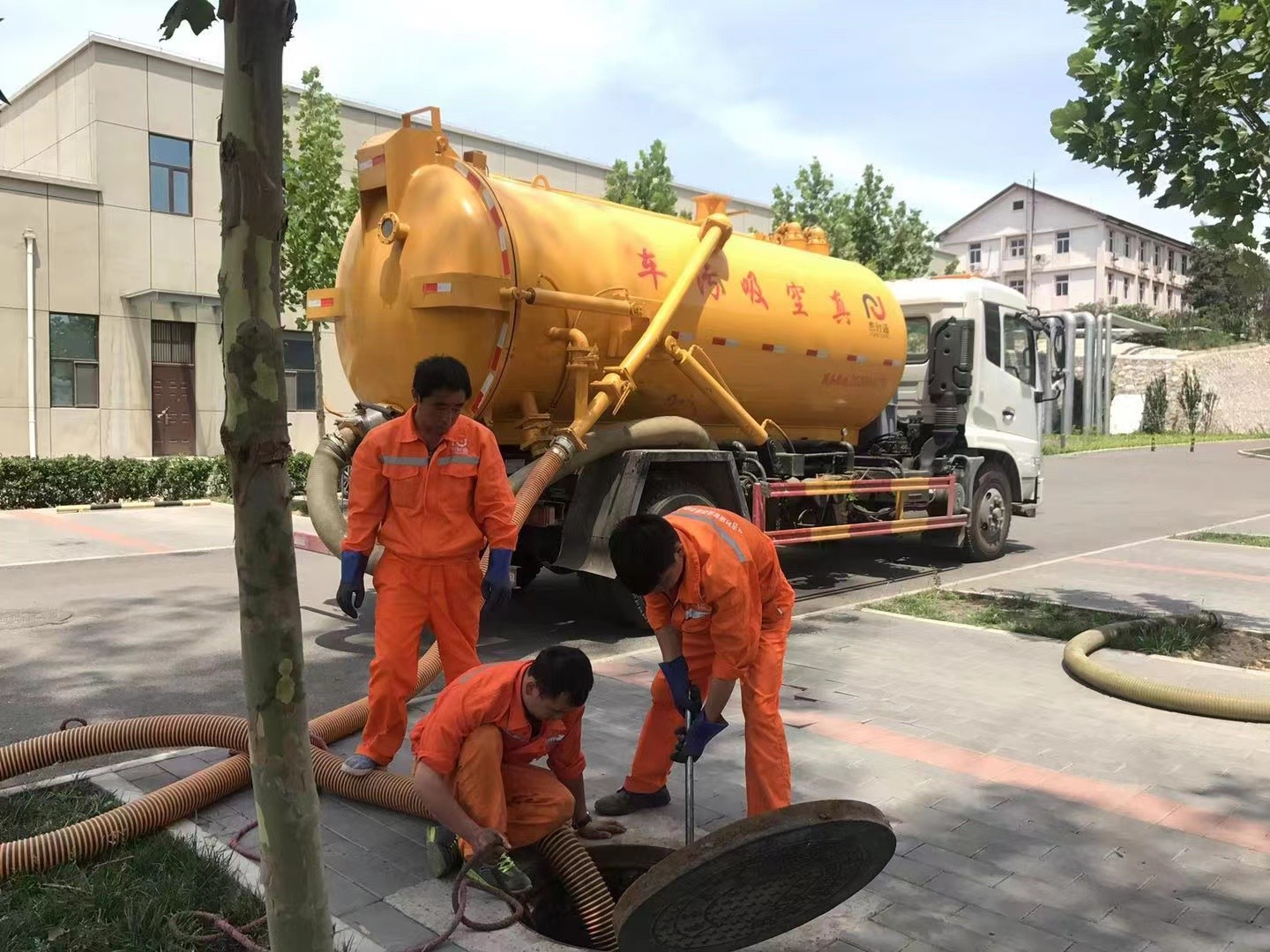 宁海管道疏通车停在窨井附近