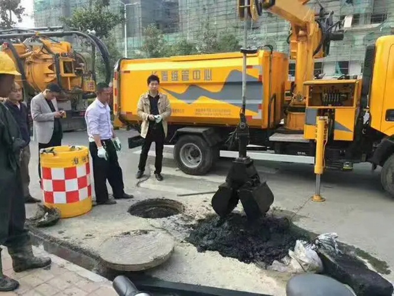 宁海街道：网格员化身“清道夫”，为民解忧疏通“堵心”化粪池
