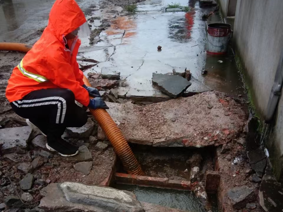 宁海专业清理污水池 炜誉市政以规范流程守护城市 “肠道”